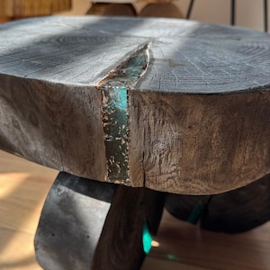 Verkohlter Ash Live Edge Couchtisch: Blauer Epoxyakzent
