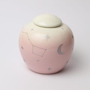 Ręcznie robiona różowa ceramiczna urna dla zwierząt, niebiańska pamiątka z ręcznie wykonanymi naklejkami – matowe, metaliczne, srebrne gwiazdki z efektem