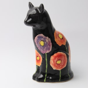 Handmålad keramisk blom-katturna – "Vildblomsäng" (röda och lila vallmo)