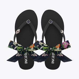 Schwarze Flip Flop Sandalen mit Klee Charms & Floral Riemen - Süße Sommer Strand Sandalen - Anpassbare Knöchel Riemen Sandalen für Frauen