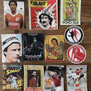 Może przedstawiać: Kolekcja starych naklejek i kart z piłkarzami i logo drużyn. Obrazy zawierają portrety, sceny akcji i projekty graficzne z tekstem w wielu językach. Paleta kolorów obejmuje kolory czerwony, biały i czarny.