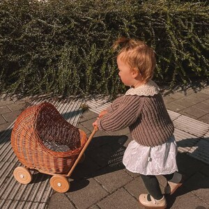 Rieten poppenwagen kinderwagen met poppenbeddengoed rieten kinderwagen cadeau voor babymeisje