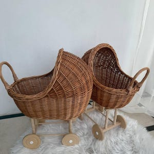 Handgemaakte rieten poppenwagen | Rotan speelgoedkinderwagen met houten wielen | Natuurlijk montessorispeelgoed vintage stijl babypop wagen cadeau voor meisjes