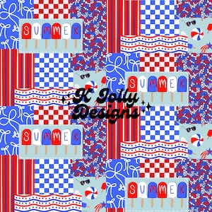 Op de afbeelding: Een naadloos patroon met een patchwork-ontwerp van rode, witte en blauwe vierkanten, strepen en sterren. Het patroon bevat ijslolly's met het woord "SUMMER" erop, zonnebrillen, strandballen en strikken. De tekst "K Jolly Designs" is ook in het patroon opgenomen.