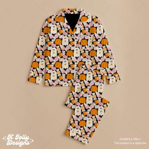 Pu&ograve; includere: Un completo pigiama a due pezzi con un motivo a tema Halloween. Il set include una camicia con bottoni e pantaloni abbinati, entrambi ricoperti da un motivo ripetuto di zucche arancioni, fantasmi bianchi e caramelle rosa su sfondo nero.