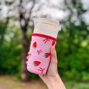 Custodia per caffè freddo, Cup Coozie, Custodia termica per bevande, Regalo accogliente, Regalo per lei, Regalo di accessori, Grazioso accessorio per il caffè immagine 3