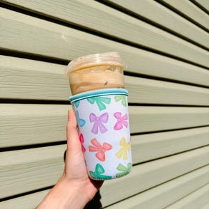 Funda para café helado, funda térmica para tazas, funda aislante para bebidas, regalo para amantes del café, regalo para ella, regalo para maestras, funda de neopreno para tazas Coquette Bows