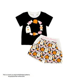 Pu&ograve; includere: Set di maglietta e pantaloncini neri a tema Halloween. La maglietta nera ha un bordo bianco e un disegno circolare di un fantasma, caramelle, zucche e dolci. I pantaloncini hanno una fascia in vita bianca e un motivo di fantasmi, zucche e caramelle.