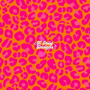 Puede incluir: Un vibrante estampado de leopardo rosa intenso sobre un fondo naranja brillante. El diseño incluye el texto "K Jolly Designs" en blanco con una fuente estilizada. Un diseño audaz y colorido.