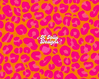 Può includere: Un vivace motivo leopardato rosa acceso su sfondo arancione brillante. Il design include il testo "K Jolly Designs" in bianco con un carattere stilizzato. Un design audace e colorato.