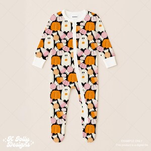 Pu&ograve; includere: Un pagliaccetto per bambini a tema Halloween con sfondo nero e motivo ripetuto di zucche arancioni, fantasmi bianchi e caramelle rosa e arancioni. Il pagliaccetto ha una cerniera bianca e polsini bianchi. Il testo "K Jolly Designs" &egrave; in basso a sinistra.