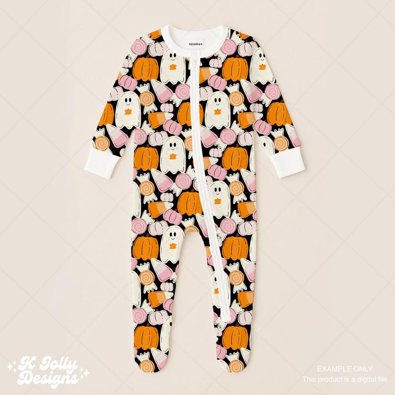 Pu&ograve; includere: Un pagliaccetto per bambini a tema Halloween con sfondo nero e motivo ripetuto di zucche arancioni, fantasmi bianchi e caramelle rosa e arancioni. Il pagliaccetto ha una cerniera bianca e polsini bianchi. Il testo "K Jolly Designs" &egrave; in basso a sinistra.