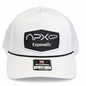 Puede incluir: Gorra de camionero blanca con parte trasera de malla y un logotipo en blanco y negro que dice "APXGP Expensify". La gorra tiene un detalle de cuerda negra y una pequeña etiqueta que dice "Richardson 112 Trucker."