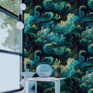 Puede incluir: Un papel tapiz azul verdoso y dorado con un patrón de ondas en espiral. El papel tapiz está en una habitación con una mesa blanca y un orbe de vidrio.