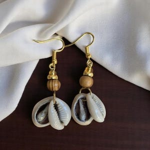 Pendientes de concha de cauri / Joyas de concha natural con gancho de latón / Opciones de madera y cuentas negras / Estilo afro-boho / La playa se une a la tradición