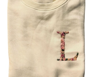 Gepersonaliseerde handgeborduurd oversized T-shirt met aangepaste initialen | Uniseks | Uniek cadeau voor hem of haar | Bloemenborduurwerk