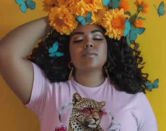 Camiseta romántica femenina con estampado de leopardo / Corazón rosa con tipografía retro