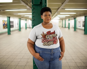Camiseta de café helado y libros románticos / Camiseta para amantes del café / Regalo para lectores de novelas románticas / Ropa para amantes de los libros / Camiseta cómoda para leer