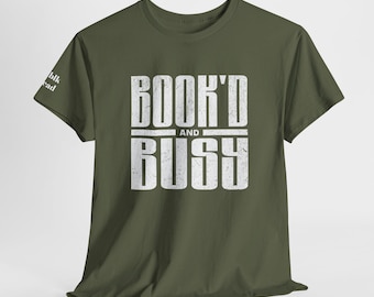 Camiseta "BOOK'D AND BUSY", regalo perfecto para narradores, autores, regalos para autores, lectores de novelas románticas, amantes de los libros, nuevos autores y amantes de los libros.