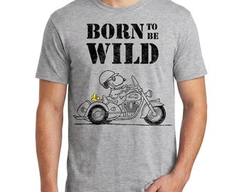 Koszulka z nadrukiem komiksu Woodstock „Fistaszki” Snoopy Born Wild z motocyklem w stylu retro