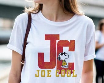 Koszulka Peanuts Snoopy Joe | Koszulka z grafiką retro Varsity dla kobiet | Prezent dla fana Charliego Browna