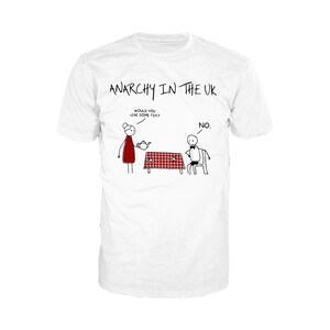 Peut inclure: T-shirt blanc avec une illustration en noir et blanc de deux personnages en bâtonnets autour d'une table. Le texte "Anarchy in the UK" est en haut de l'illustration. La femme tient une théière et demande "Would you like some tea ?" L'homme est assis à la table et répond "No."