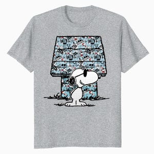 Peanuts Snoopy Joe Cool Graffiti Dog House Official Men&#39;s T-Shirt | Urban Street Art Shirt | Retro Comic Tee | Snoopy Doghouse Gift Shirts