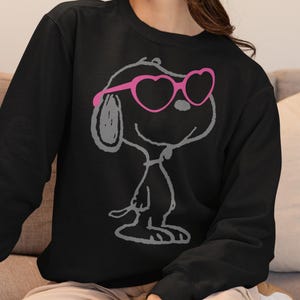 Sudadera con capucha de Peanuts Snoopy Heart Shades, estilo vintage oficial, acogedor, con dibujos animados, estilo retro, regalo de Snoopy, bonito suéter de cuello redondo personalizado para San Valentín.