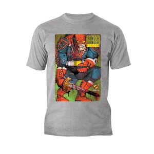 Może przedstawiać: Szary T-shirt z nadrukiem graficznym postaci z komiksu w czerwono-niebiesko-białym kostiumie. Postać trzyma broń i jest otoczona rozpryskami krwi. Tekst "Ranger Danger Requiem" jest nadrukowany na grafice na żółto.