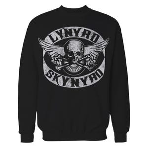 Puede incluir: Sudadera negra de cuello redondo con un gráfico blanco desgastado. El gráfico presenta una calavera con alas y huesos cruzados, rodeada por las palabras "LYNYRD SKYNYRD" en un estilo vintage.