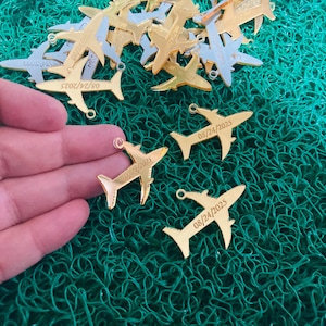 Dijes de avión de plexiglás para invitaciones de pasaporte, dijes de avión personalizados para invitaciones de boda, etiquetas de regalo y manualidades.