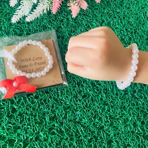Pulsera de perlas para regalo de boda para invitados, pulsera de perlas para regalo de boda con tarjetero de madera personalizado, regalo de boda, pulsera de perlas para boda