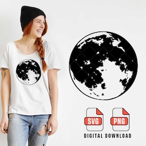 Può includere: Maglietta bianca con grafica nera della luna. È presente anche una grande grafica della luna in bianco e nero. I file scaricabili digitalmente sono disponibili nei formati SVG e PNG.