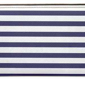 Carteira náutica com zíper em couro PU, modelo clutch para uso diário, com listras em azul marinho e branco, porta-cartões e porta-moedas. Acessório estiloso para o dia a dia com inspiração litorânea.
