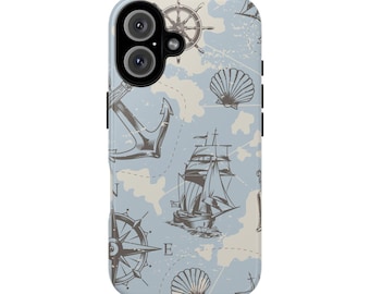Puede incluir: Funda de teléfono con diseño náutico sobre fondo azul claro. El diseño incluye una rosa de los vientos, un ancla, un barco, conchas marinas y un timón. La funda tiene un borde negro y una abertura para la cámara.