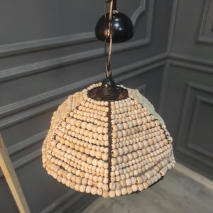 Perlen Beleuchtung, Bauernhaus Licht, rustikale Leuchte, Kinderzimmer Pendelleuchte, Boho Deckenleuchte, Holzperlen Kronleuchter, Boho Licht