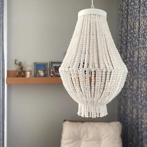 Weißer Perlenleuchter - Boho Rustikale Pendelleuchte für Wohnzimmer, Schlafzimmer oder Bauernhausdekor, Kinderzimmer-Lampenschirm, Perlenpendelleuchte