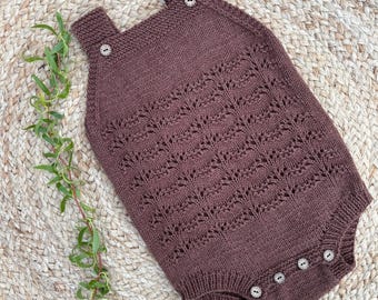 Patrón de tejido para pelele de bebé Brownie en PDF en inglés, 0-12 meses, grosor DK, body de encaje, descarga instantánea.