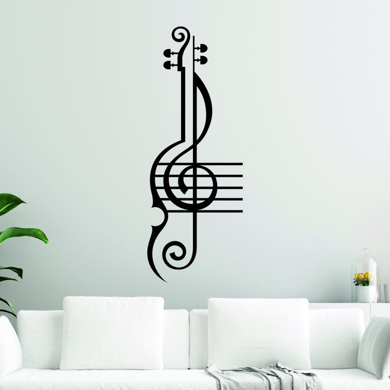 Pu&ograve; includere: Adesivo da parete nero e bianco con chiave di violino e pentagramma. L'adesivo presenta una chiave di violino stilizzata con una nota musicale e cinque linee del pentagramma.