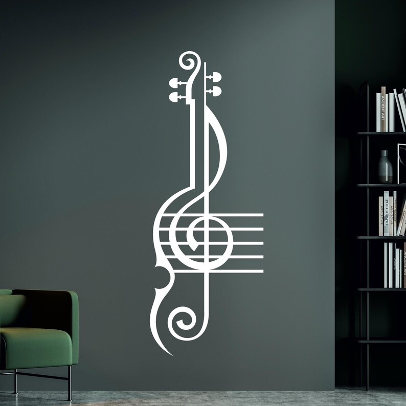 Pu&ograve; includere: Adesivo da parete in vinile bianco di una chiave di violino e note musicali su una parete grigia.