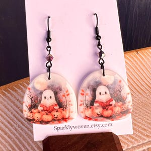 Oorbellen polymeerklei Ghost Reading to Pumpkins | Oorbellen herfstmaan en bladeren | Zwarte kristallen kraal | Lichtgewicht Halloween-sieraden