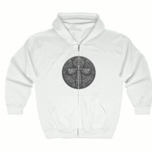Peut inclure: Sweat-shirt à capuche blanc avec fermeture éclair, orné d'un motif Ankh gris et blanc sur le devant.