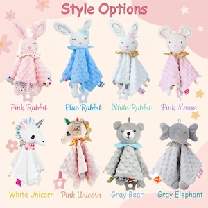 Puede incluir: Una colecci&oacute;n de mantas de seguridad para beb&eacute;s con dise&ntilde;os de animales. La imagen muestra un conejo rosa, un conejo azul, un conejo blanco, un rat&oacute;n rosa, un unicornio blanco, un unicornio rosa, un oso gris y un elefante gris. Cada uno tiene una manta suave y un mordedor.