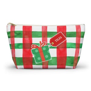 Op de afbeelding: Een etui met een rood, groen en wit geruit patroon. Een groene geschenkdoos met witte stippen en een rode strik staat op de voorkant. Een rood label met het woord "TILES" is bevestigd.
