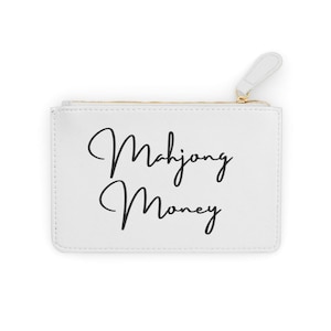 Op de afbeelding: Witte rechthoekige etui met ritssluiting en de woorden "Mahjong Money" in zwart script. De etui heeft een gouden rits en een witte ritstrekker. Ontworpen om kleine items in op te bergen.