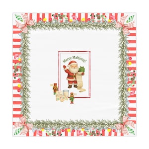 Op de afbeelding: Vierkant kerstontwerp met een rood-witte gestreepte rand. Het midden toont de kerstman met een cadeau en een lijst, met de tekst "Merry Mahjong!". Decoratieve elementen zijn slingers, strikken en kerstversieringen.
