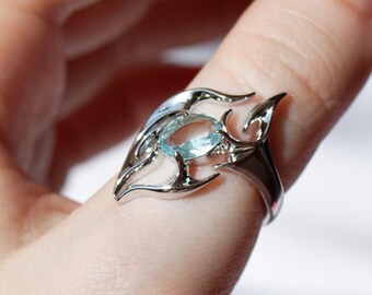 Anillo de metal líquido plateado, piedra de cristal aguamarina, banda fundida ajustable, joyería alternativa gótica llamativa.