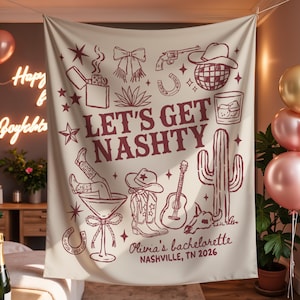 Puede incluir: Tapiz beige con ilustraciones y texto granate. El diseño incluye un sombrero de vaquero, botas, una guitarra y una copa de cóctel. El texto dice "LET'S GET NASHTY" y "Olivia's bachelorette NASHVILLE, TN 2026".