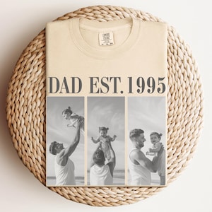 Puede incluir: Una camiseta beige con el texto "DAD EST. 1995" y tres fotos en blanco y negro de un padre y sus hijos.