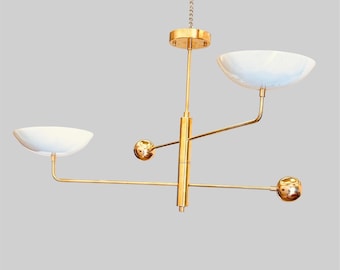 Elegant taklampa i mässing – ljuskrona med 2 ljuskällor och böjd skärm | Modern Sputnik-lampa med linjär armatur | Pendel med dubbel glasskärm